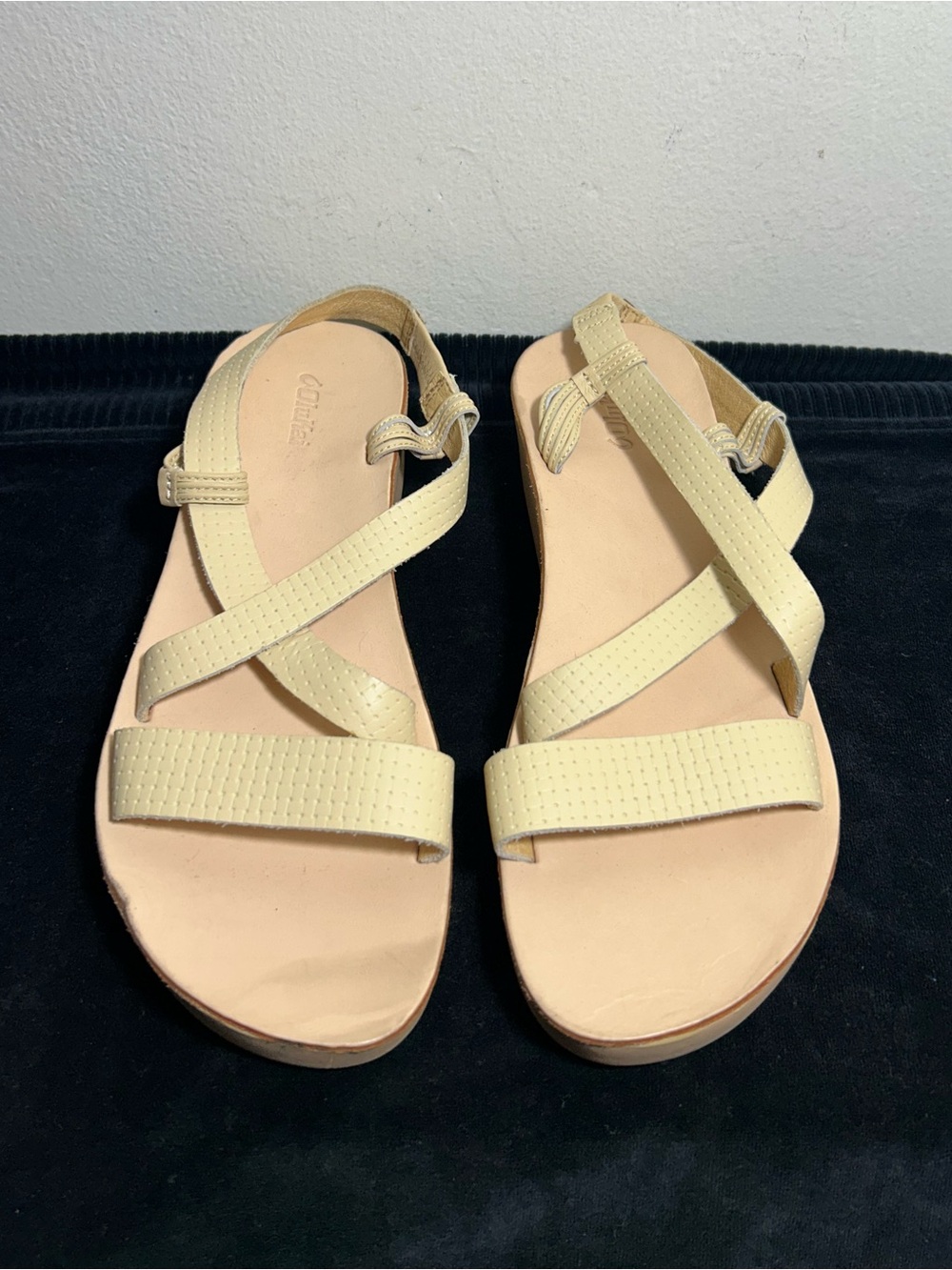 Olukai Comfort Cross-Strap Sandals in Light Yellow Sz 8 - Picture 1 of 10